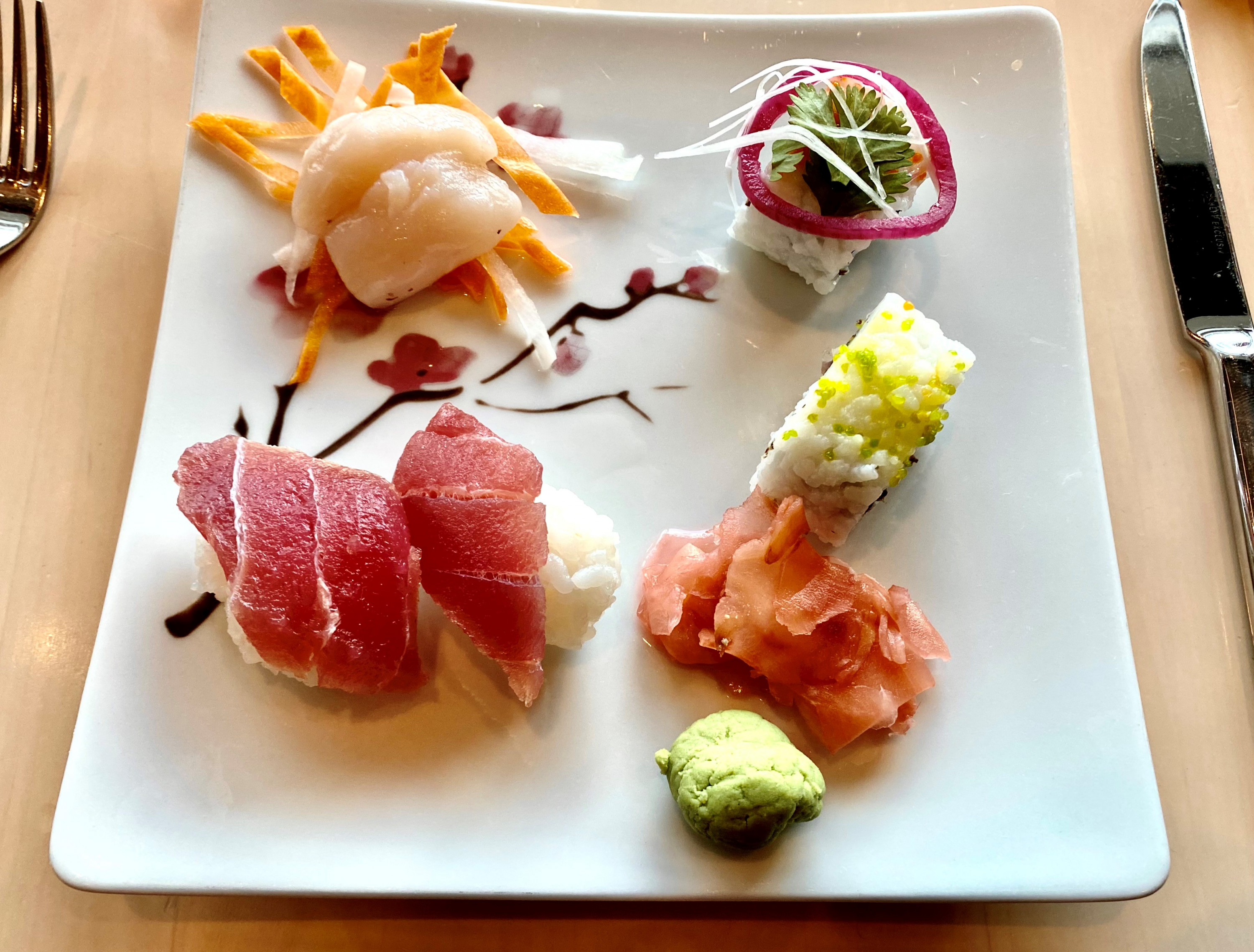 Hanami RUAN GAM Menü - Auswahl von SASHIMI, NIGIRI UND INSIDE-OUT-ROLLS