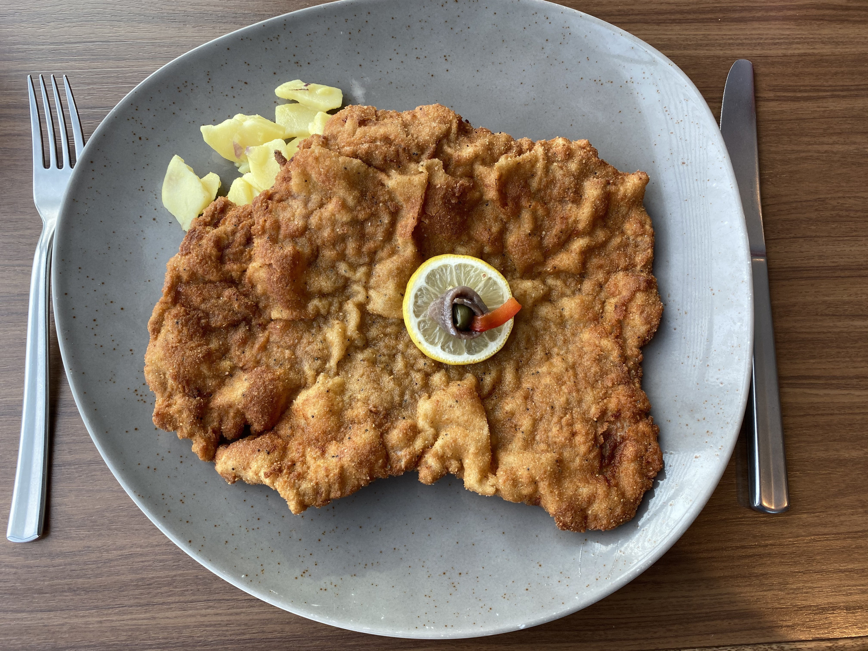 Wiener Schnitzel im Esszimmer