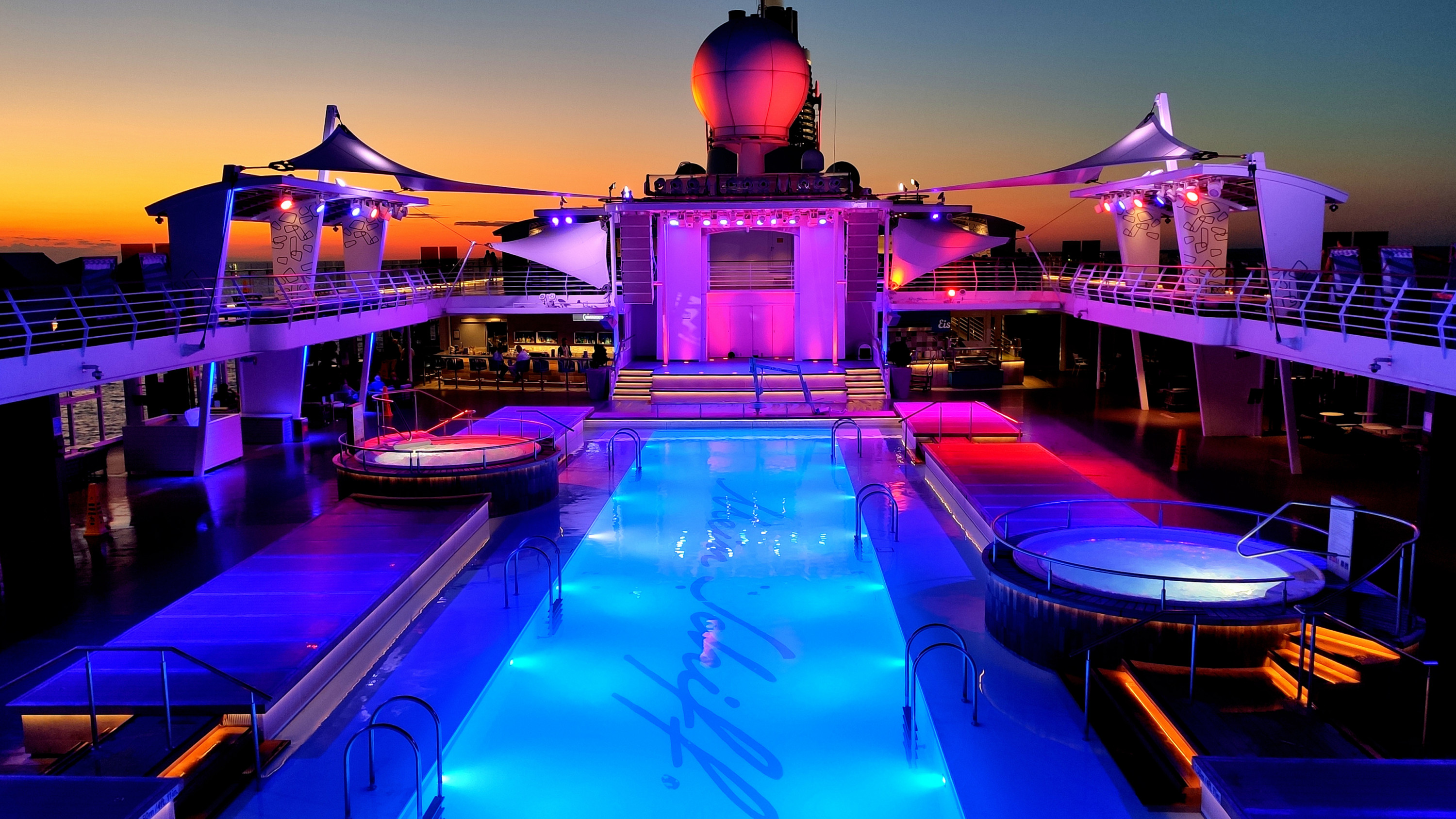 Mein Schiff 6 - vor dem Bug die Adria, hinter dem Heck Triest