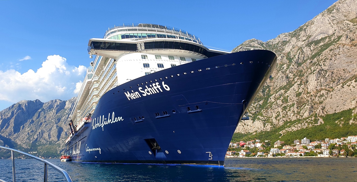 Mein Schiff 6 in der Bucht von Kotor
