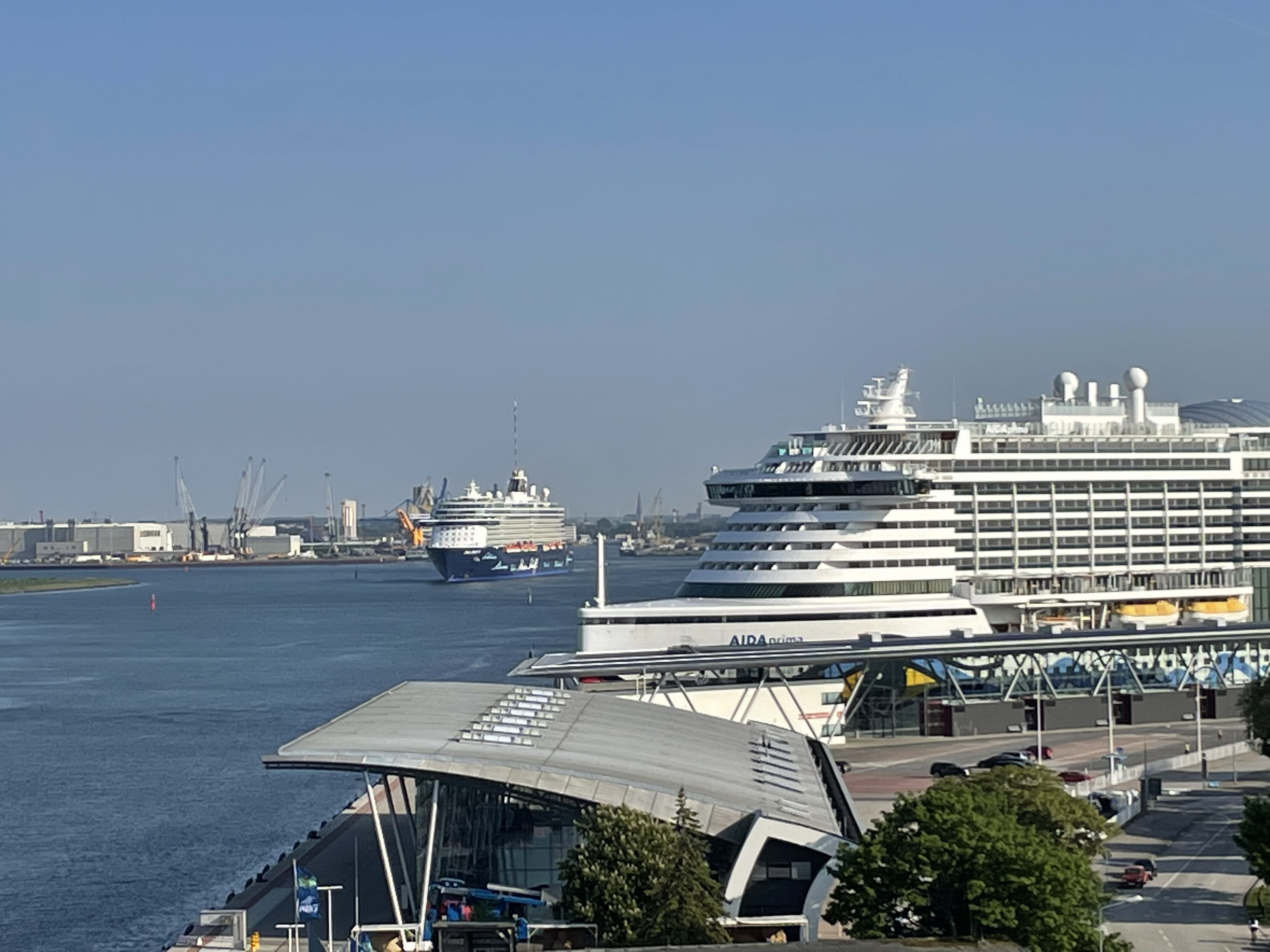 Mein Schiff 4 auslaufen aus Warnemünde am 4.6.21