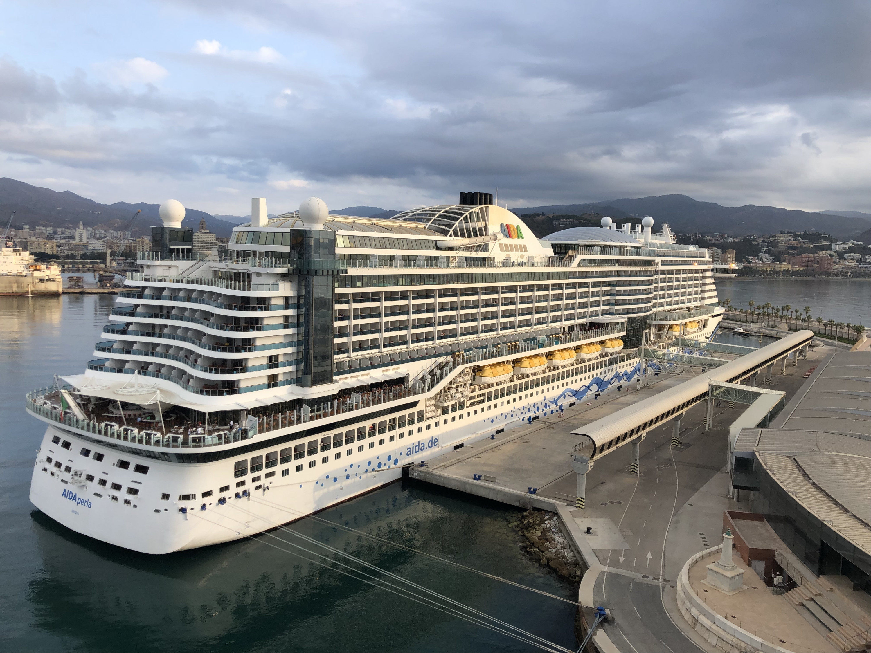 AIDAperla in Málaga von der MS2