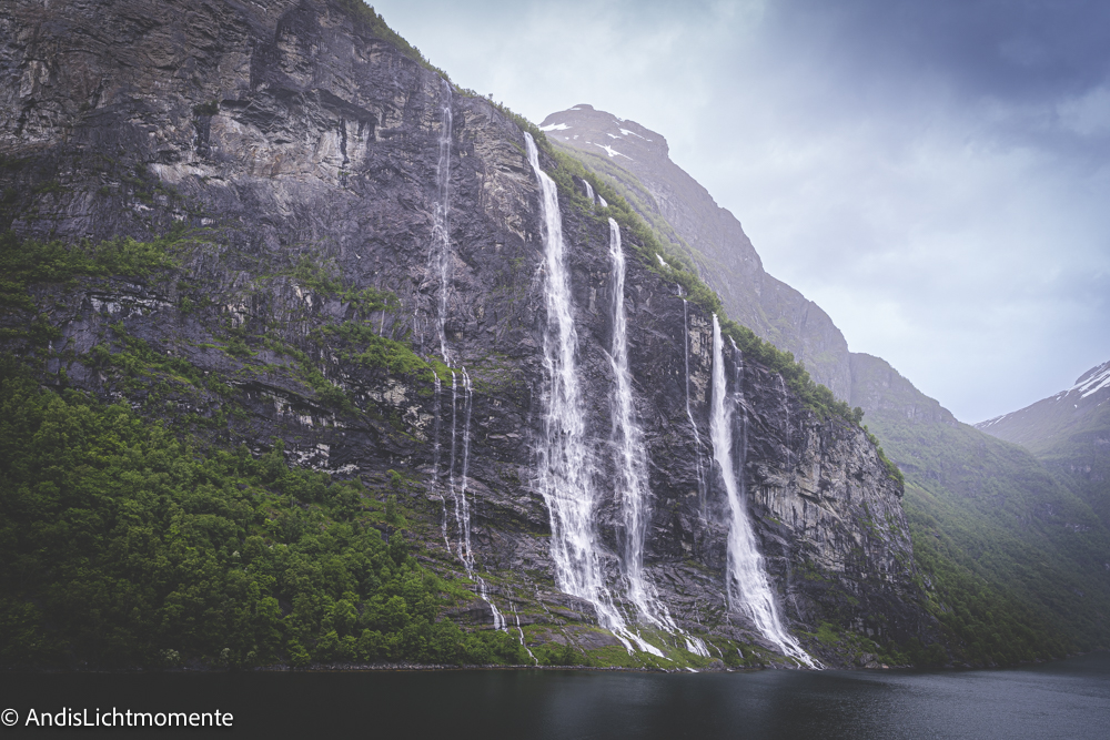 Der Sieben-Schwestern-Wasserfall im Geirangerfjord